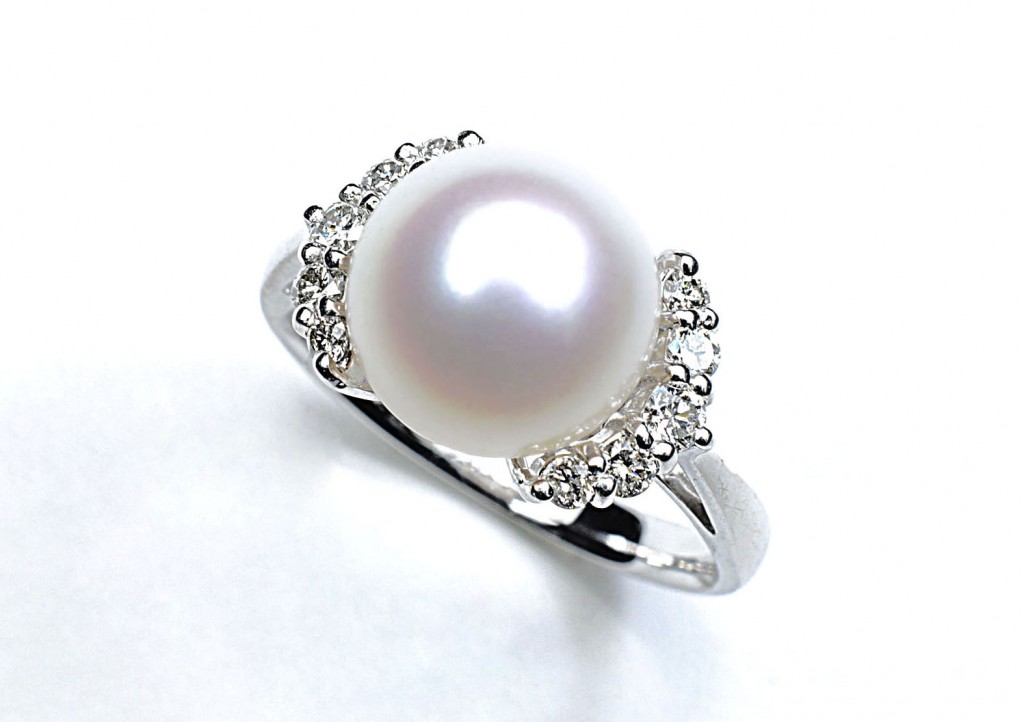 プラチナ製　オーロラ花珠真珠リング　９ミリ以上　￥98,000（税込）